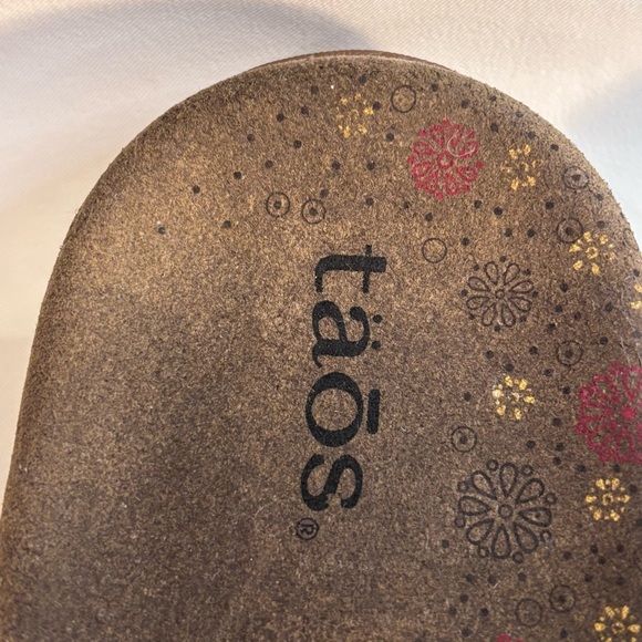 TAOS Sz 10 Gift 2 Front Post Ruched Gold Sandals Confort Insoles Leather - Picture 5 of 9